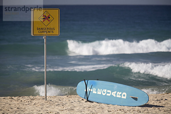 Wasser  Gefahr  Surfboard  Zeichen  frontal  rauh  Rettungsschwimmer  Signal