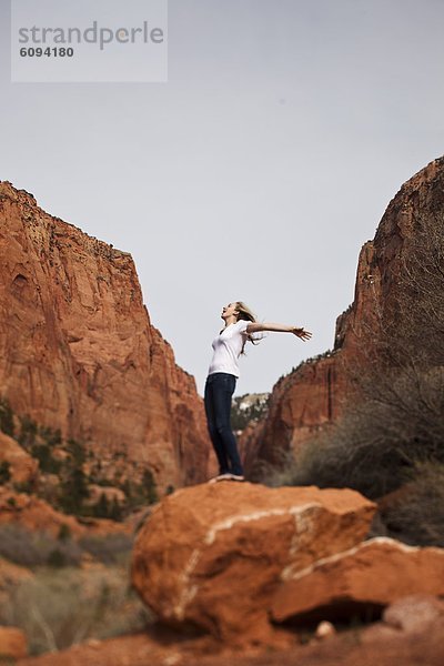 Felsbrocken  Frau  balancieren  Utah