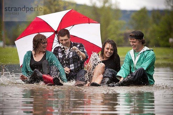 sitzend  Wasser  4  Kampf  Pfütze  jung  groß  großes  großer  große  großen  lachen