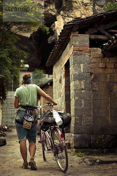 Ländliches Motiv  ländliche Motive  Europäer  schieben  Klettern  Fahrrad  Rad  Asien