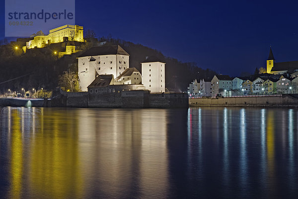 Deutschland  Passau  Blick auf Festung Oberhaus und Donau bei Nacht