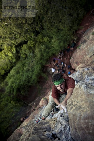 hoch  oben  Europäer  halten  über  Regenwald  Klettern  Thailand