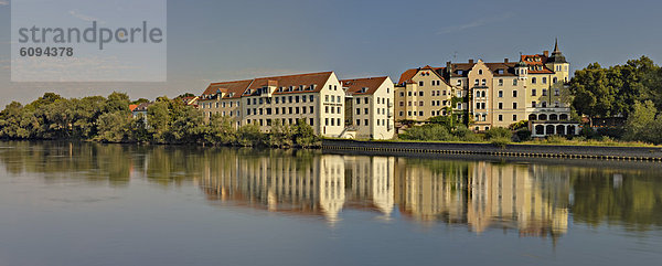 Deutschland  Bayern  Regensburg  Blick auf die Donau mit Gebäuden