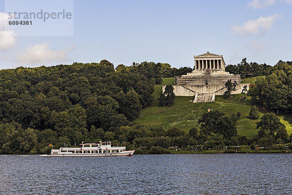 Deutschland  Bayern  Blick auf Walhalla über der Donau