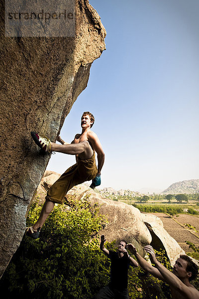 hoch  oben  Europäer  Freier Oberkörper  Mittelpunkt  Klettern  Hampi  Boulder  Indien