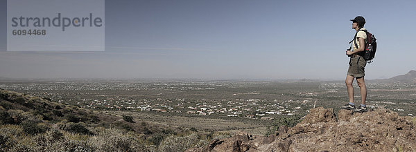 Vereinigte Staaten von Amerika  USA  stehend  Frau  Desorientiert  wandern  Arizona  Apache Junction  Arizona