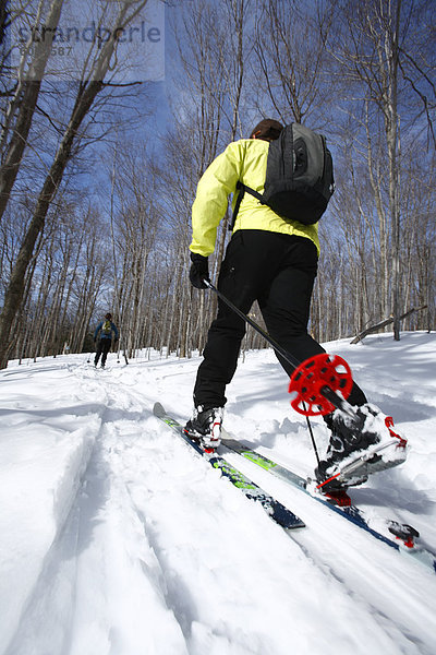 Frau  Fröhlichkeit  Skisport  unbewohnte  entlegene Gegend  West Virginia