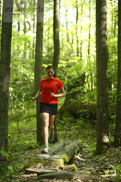 Frau  folgen  rennen  grün  Überfluss  Wald