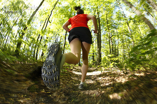 Frau  folgen  rennen  grün  Überfluss  Wald