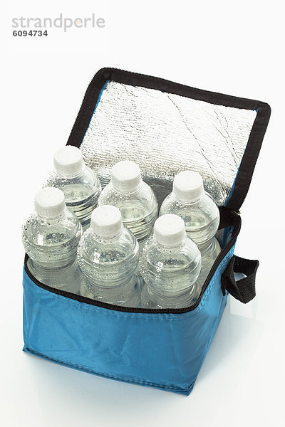 Kühlwasserflasche im Beutel auf weißem Hintergrund