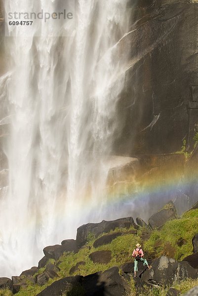 Frau  Forschung  Wasserfall  jung  unterhalb