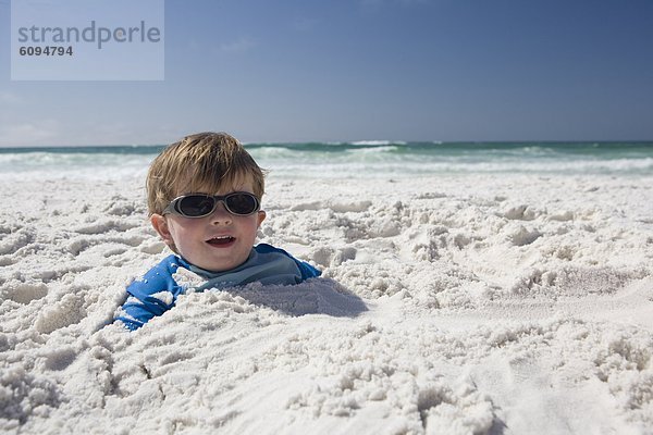 hoch  oben  Junge - Person  Himmel  klein  Ozean  Hintergrund  Sand  blau  Sonnenbrille  begraben