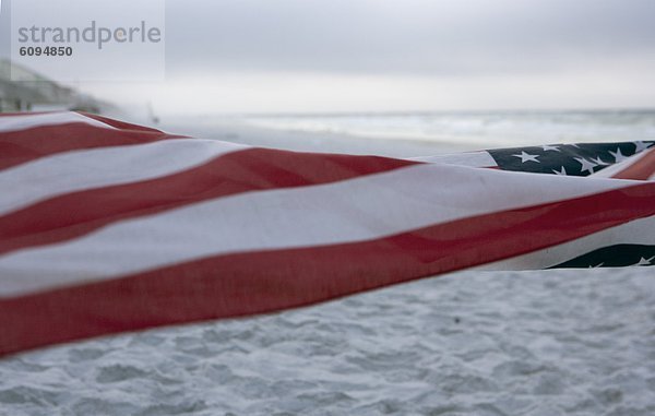 Strand  blasen  bläst  blasend  Ozean  Hintergrund  Fahne  amerikanisch  Fokus auf den Vordergrund  Fokus auf dem Vordergrund