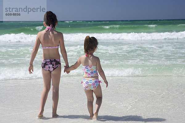 Bikini  klein  Ozean  Küste  halten  Hintergrund  2  Mädchen  Ar