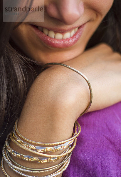 Indien  Junge Frau mit indischen Armreifen  lächelnd  Nahaufnahme