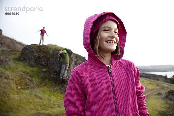 entfernt  Felsbrocken  Portrait  Kleidung  pink  jung  Mädchen  spielen