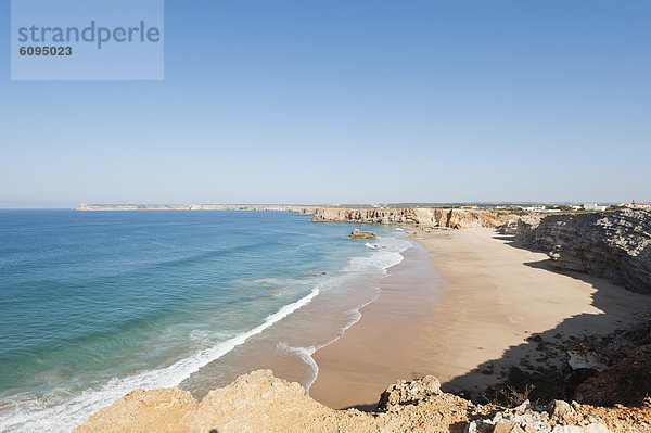 Portugal  Algarve  Sagres  Blick auf den Strand mit Klippen