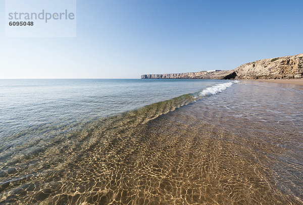 Portugal  Algarve  Sagres  Blick auf den Strand mit Spiegelung