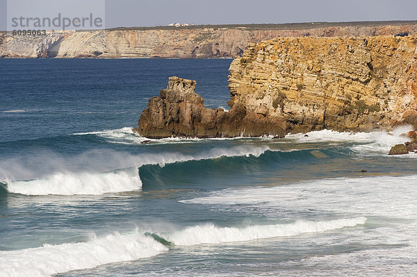 Portugal  Algarve  Sagres  Blick auf den Atlantik mit brechenden Wellen und Klippen