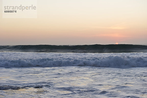 Portugal  Algarve  Sagres  Blick auf den Atlantik mit brechenden Wellen bei Sonnenuntergang