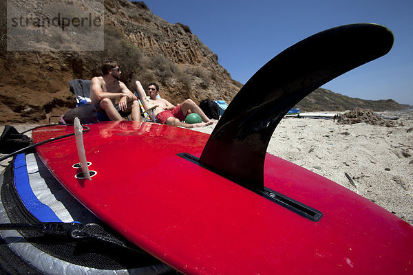 Mann  Strand  Surfboard  Entspannung  Fokus auf den Vordergrund  Fokus auf dem Vordergrund  2