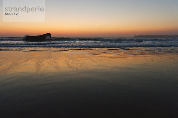 Portugal  Algarve  Sagres  Blick auf den Strand bei Sonnenuntergang