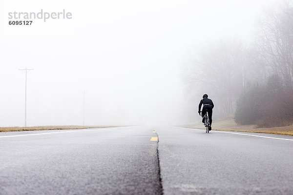 niedrig  Mann  radfahren  06 Perspektive  Nebel  Hintergrund  1  Winkel
