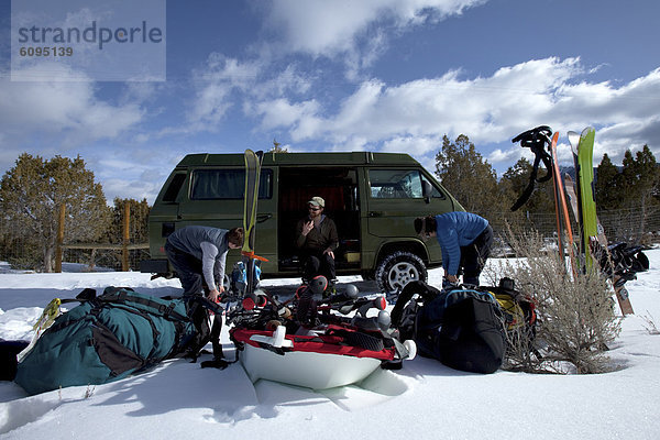 Kleintransporter  Mann  Reise  Start  parken  Ski  3  Klassisches Konzert  Klassik  Skiabfahrt  Abfahrt  bekommen  Schnee  Lieferwagen