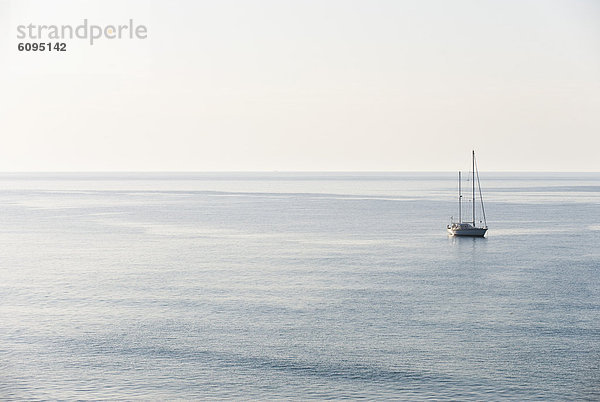 Portugal  Algarve  Sagres  Segelboot segeln auf dem Atlantik