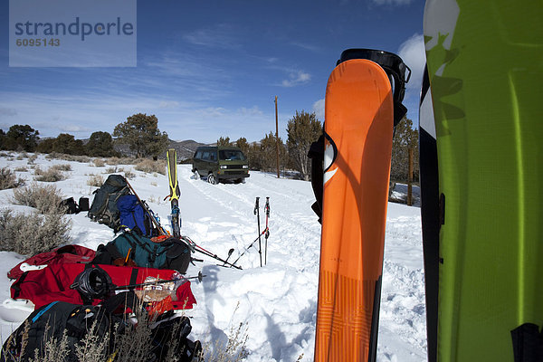 anprobieren  Kleintransporter  Ski  Rahmen  Klassisches Konzert  Klassik  Schnee  Lieferwagen