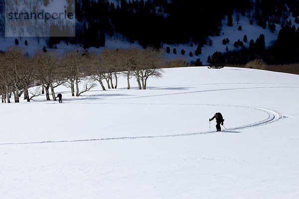 hoch  oben  Mann  Hügel  sauber  Tagesausflug  wandern  unbewohnte  entlegene Gegend  2  Schnee