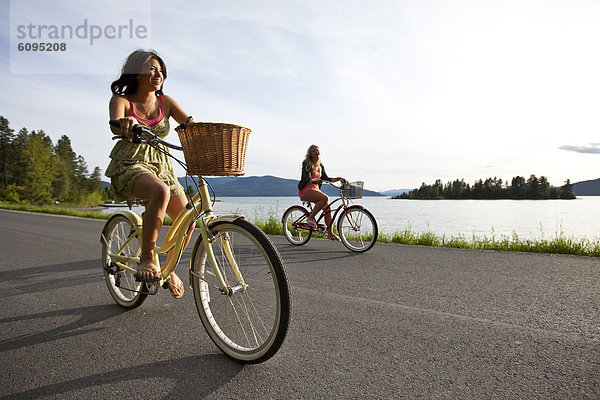 Frau  Strand  fahren  See  Kreuzfahrtschiff  Idaho  mitfahren