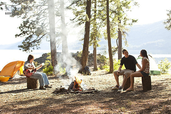 sitzend  See  camping  Feuer  jung  Idaho