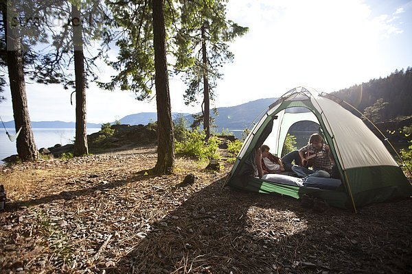 zuhören  See  Spiel  camping  Zelt  innerhalb  Gitarre  jung  Freund  Idaho