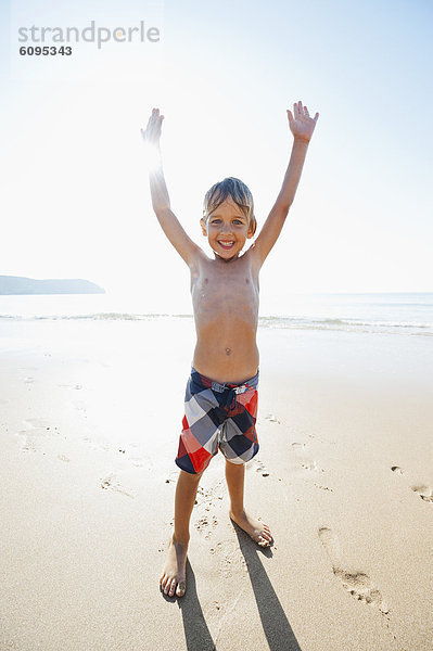 Portugal  Junge am Strand stehend  lächelnd