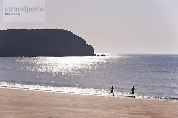 Portugal  Mann und Frau beim Laufen am Strand