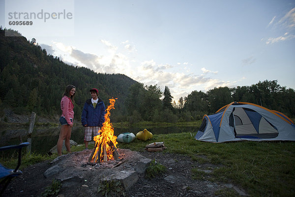 Schönheit  junger Erwachsener  junge Erwachsene  Sommer  Abend  camping  Feuer  Kajak  jung  Erwachsener