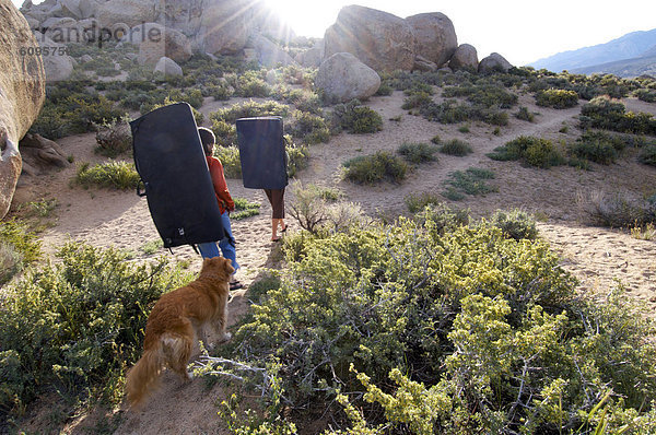 Frau  Hund  wandern  2  Freeclimbing  Kalifornien