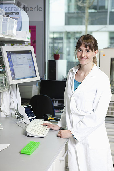 Deutschland  Bayern  München  Wissenschaftler im Labor  Portrait