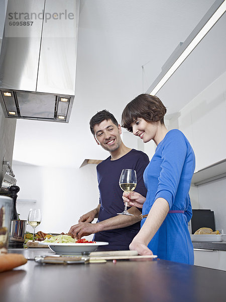Mann und Frau kochen gemeinsam in der Küche