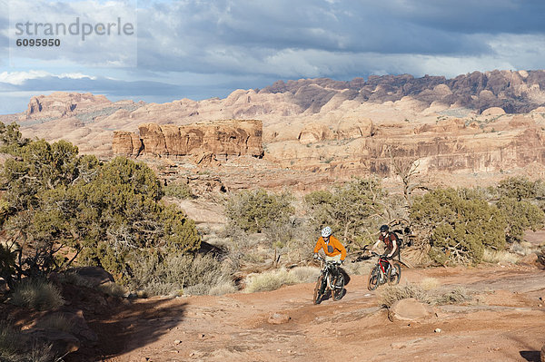 Mann  folgen  fahren  2  jung  Fahrrad  Rad  Slickrock Trail  Moab  mitfahren