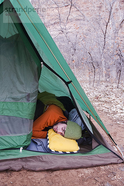 Mann  offen  schlafen  Zelt  jung  Moab