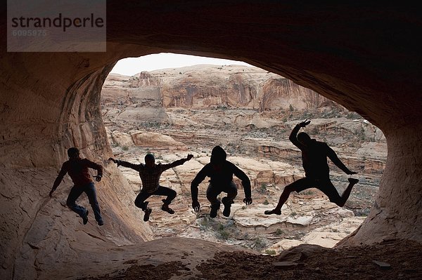 Mann  4  springen  Höhle  jung  Moab