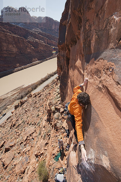 nahe  Felsbrocken  Mann  Klettern  jung  Moab