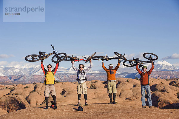 Mann  4  halten  folgen  über  jung  Fahrrad  Rad  Slickrock Trail  Moab