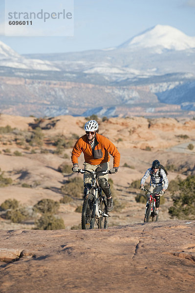 Berg  Mann  folgen  fahren  2  jung  Fahrrad  Rad  Slickrock Trail  Moab  mitfahren