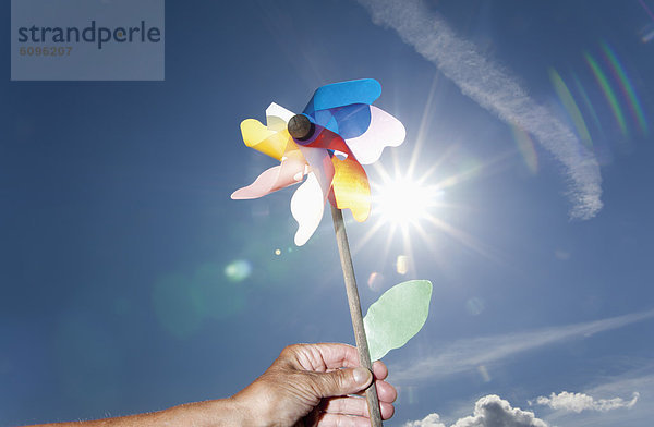 Deutschland  Nordrhein-Westfalen  Seniorin mit Windrad am Himmel