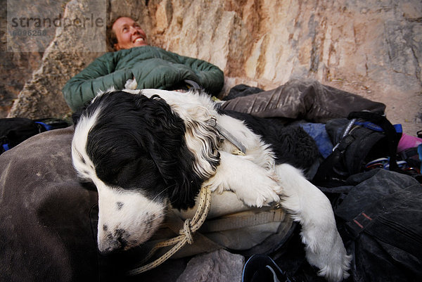 liegend  liegen  liegt  liegendes  liegender  liegende  daliegen  Entspannung  Wand  Hund  Klettern  steil