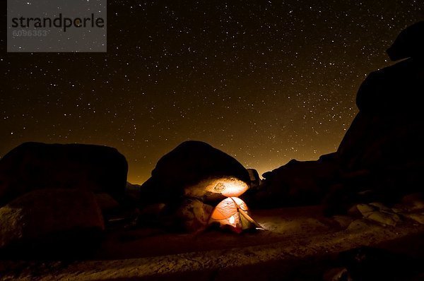 sternförmig  Nacht  Himmel  füllen  füllt  füllend  Zelt  beleuchtet