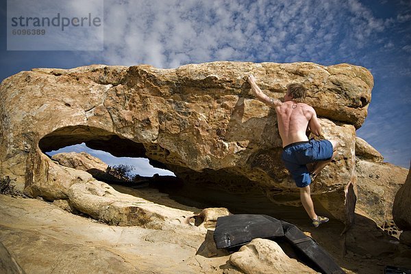 Mann  halten  Problem  geben  üben  Ziel  Kalifornien  jung  Boulder  klettern